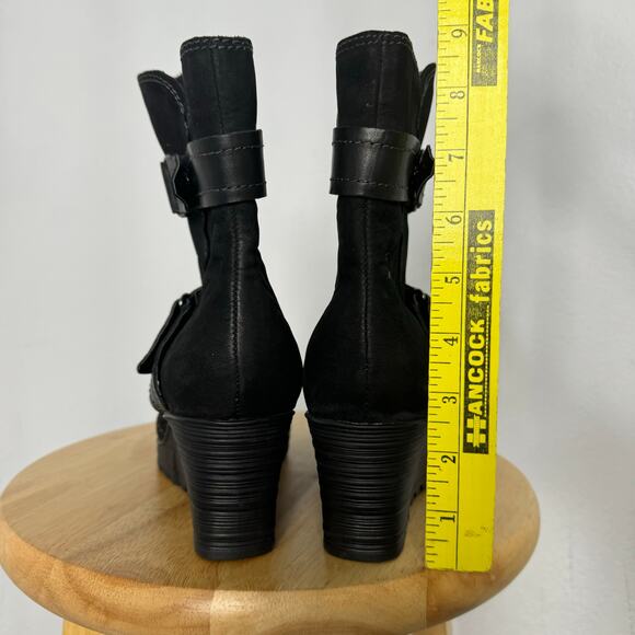 Earth Knoll Wedge Boots Black Suede Buckles Goth Dark Academia Size 7 1/2 - Picture 6 of 7